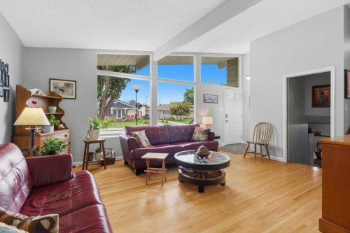 9511 Academy Drive Se, Calgary, AB - Indoor Photo Showing Living Room