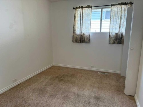 715 64 Avenue Nw, Calgary, AB - Indoor Photo Showing Other Room