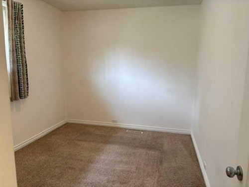 715 64 Avenue Nw, Calgary, AB - Indoor Photo Showing Other Room