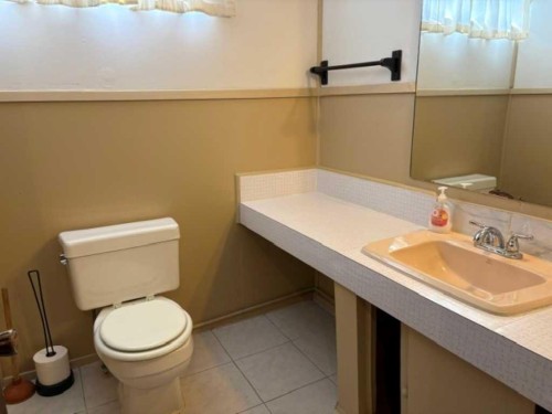 715 64 Avenue Nw, Calgary, AB - Indoor Photo Showing Bathroom