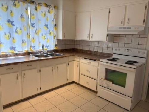 715 64 Avenue Nw, Calgary, AB - Indoor Photo Showing Kitchen With Double Sink