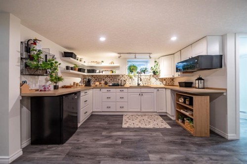 2 Elk Avenue, Okotoks, AB - Indoor Photo Showing Kitchen
