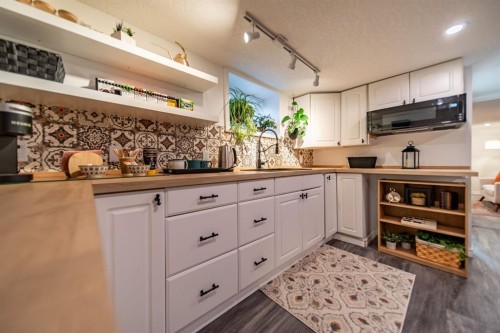 2 Elk Avenue, Okotoks, AB - Indoor Photo Showing Kitchen