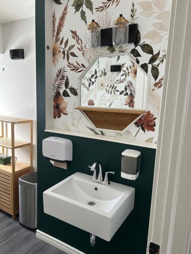 2 Elk Avenue, Okotoks, AB - Indoor Photo Showing Bathroom