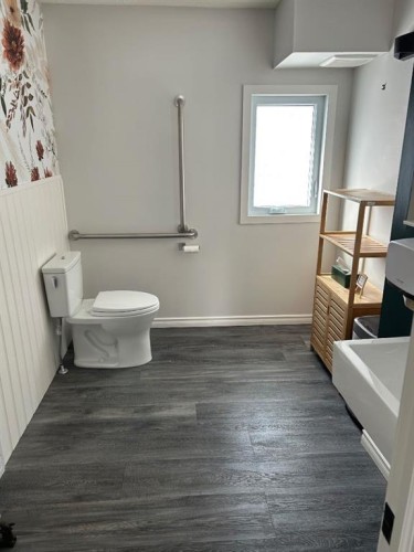 2 Elk Avenue, Okotoks, AB - Indoor Photo Showing Bathroom