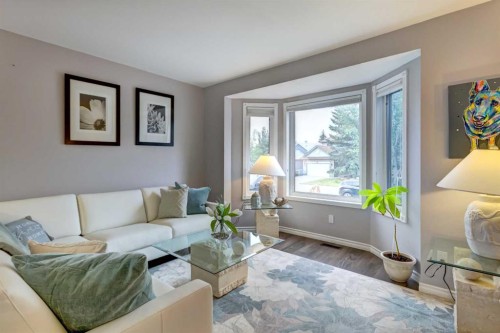 158 Somerset Close Sw, Calgary, AB - Indoor Photo Showing Living Room