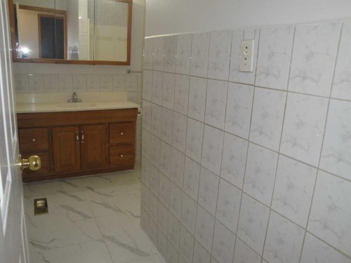 31 Huntford Road Ne, Calgary, AB - Indoor Photo Showing Bathroom