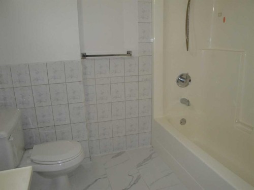 31 Huntford Road Ne, Calgary, AB - Indoor Photo Showing Bathroom