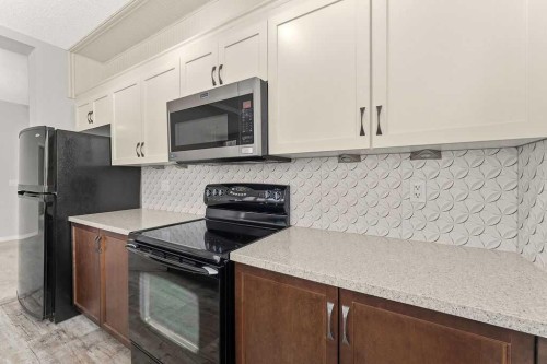 137-1 Crystal Green Lane, Okotoks, AB - Indoor Photo Showing Kitchen