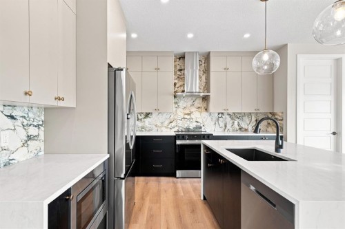 40 Fieldstone Close, Balzac, AB - Indoor Photo Showing Kitchen With Upgraded Kitchen