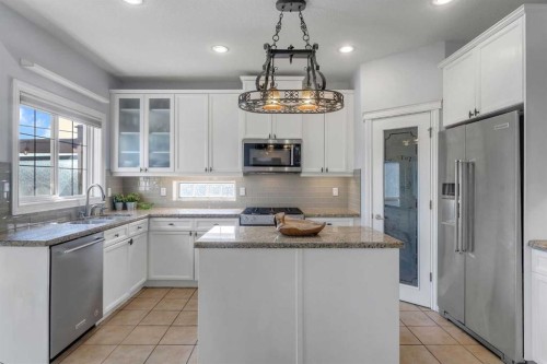 134 Channelside Cove Sw, Airdrie, AB - Indoor Photo Showing Kitchen