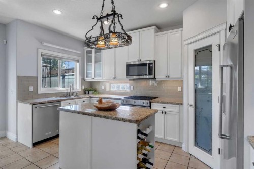 134 Channelside Cove Sw, Airdrie, AB - Indoor Photo Showing Kitchen