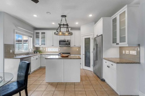 134 Channelside Cove Sw, Airdrie, AB - Indoor Photo Showing Kitchen