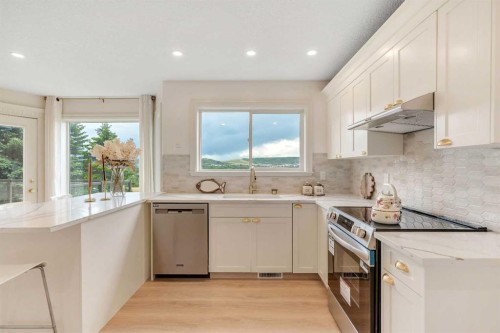 78 Scimitar View Nw, Calgary, AB - Indoor Photo Showing Kitchen With Upgraded Kitchen