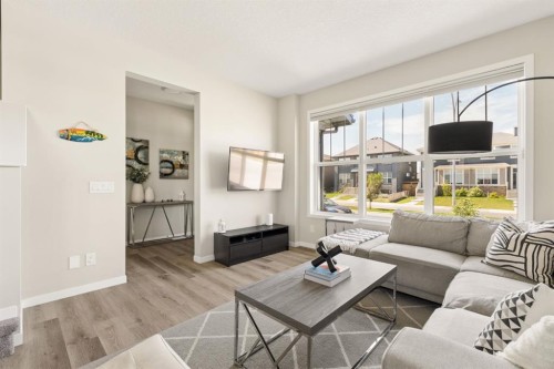 40 Magnolia Parade Se, Calgary, AB - Indoor Photo Showing Living Room