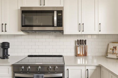 40 Magnolia Parade Se, Calgary, AB - Indoor Photo Showing Kitchen With Upgraded Kitchen