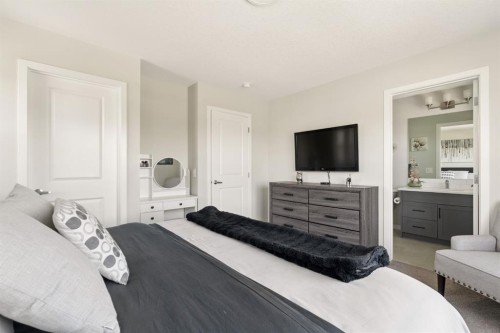 40 Magnolia Parade Se, Calgary, AB - Indoor Photo Showing Bedroom