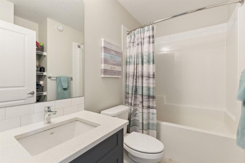 40 Magnolia Parade Se, Calgary, AB - Indoor Photo Showing Bathroom