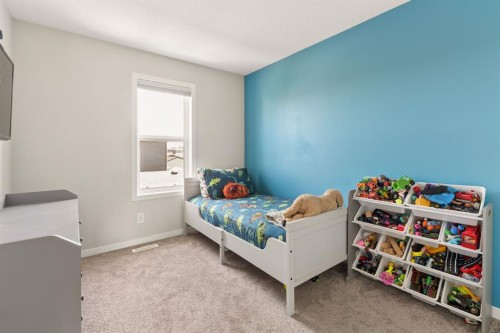 40 Magnolia Parade Se, Calgary, AB - Indoor Photo Showing Bedroom