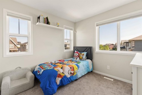 40 Magnolia Parade Se, Calgary, AB - Indoor Photo Showing Bedroom
