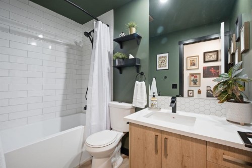180 Huntford Road Ne, Calgary, AB - Indoor Photo Showing Bathroom