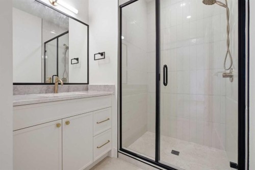 2131 29 Avenue Sw, Calgary, AB - Indoor Photo Showing Bathroom