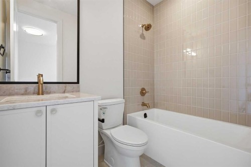 2131 29 Avenue Sw, Calgary, AB - Indoor Photo Showing Bathroom