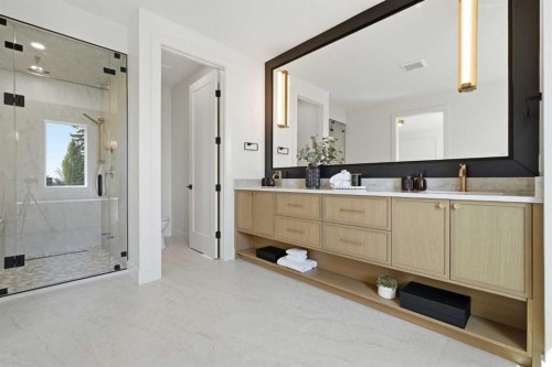 2131 29 Avenue Sw, Calgary, AB - Indoor Photo Showing Bathroom