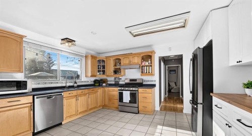 411 Woodland Crescent Se, Calgary, AB - Indoor Photo Showing Kitchen