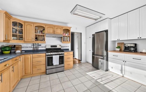 411 Woodland Crescent Se, Calgary, AB - Indoor Photo Showing Kitchen