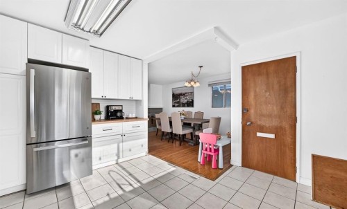 411 Woodland Crescent Se, Calgary, AB - Indoor Photo Showing Kitchen