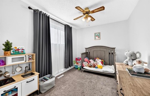 411 Woodland Crescent Se, Calgary, AB - Indoor Photo Showing Bedroom