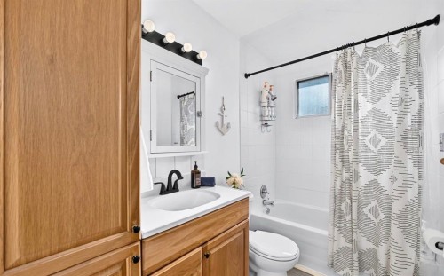 411 Woodland Crescent Se, Calgary, AB - Indoor Photo Showing Bathroom