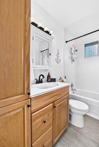 411 Woodland Crescent Se, Calgary, AB - Indoor Photo Showing Bathroom