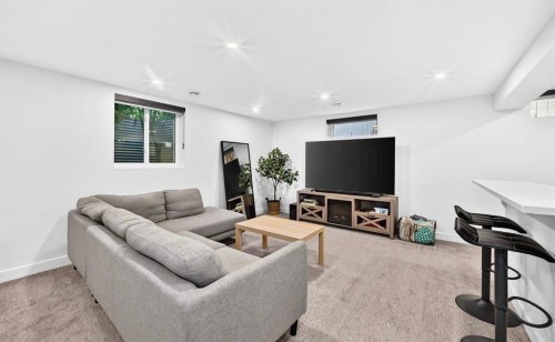 411 Woodland Crescent Se, Calgary, AB - Indoor