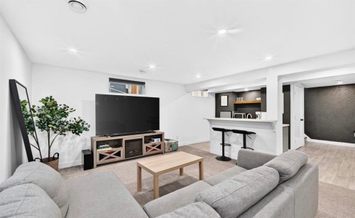 411 Woodland Crescent Se, Calgary, AB - Indoor Photo Showing Living Room