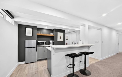 411 Woodland Crescent Se, Calgary, AB - Indoor Photo Showing Kitchen