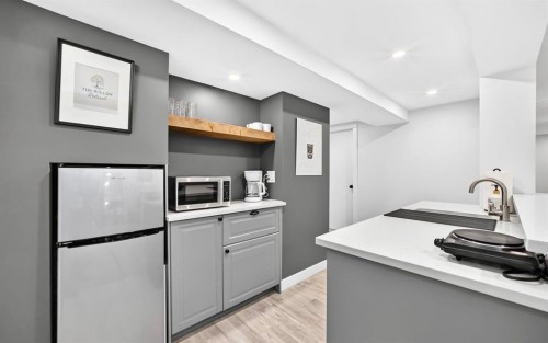 411 Woodland Crescent Se, Calgary, AB - Indoor Photo Showing Kitchen