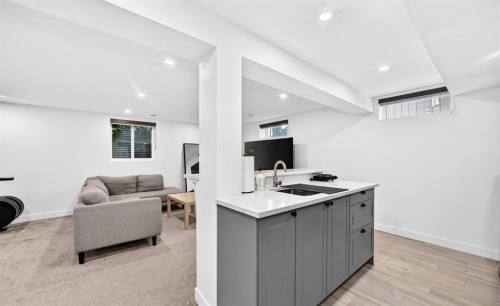 411 Woodland Crescent Se, Calgary, AB - Indoor