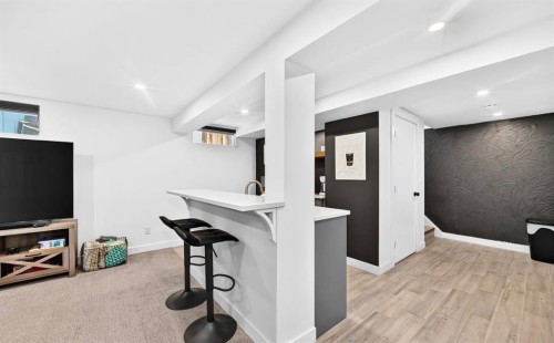 411 Woodland Crescent Se, Calgary, AB - Indoor