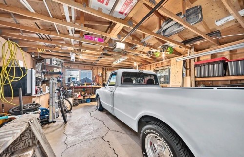 411 Woodland Crescent Se, Calgary, AB - Indoor Photo Showing Garage