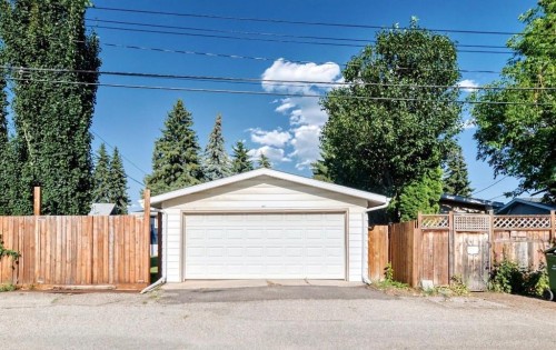 411 Woodland Crescent Se, Calgary, AB - Outdoor
