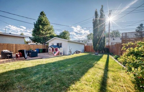 411 Woodland Crescent Se, Calgary, AB - Outdoor