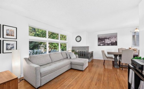 411 Woodland Crescent Se, Calgary, AB - Indoor Photo Showing Living Room