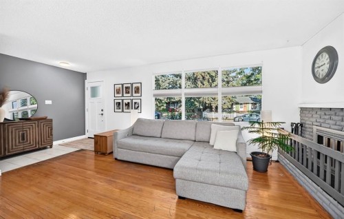 411 Woodland Crescent Se, Calgary, AB - Indoor Photo Showing Living Room
