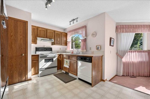 105 Christie Knoll Heights Sw, Calgary, AB - Indoor Photo Showing Kitchen