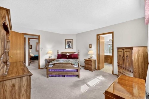 105 Christie Knoll Heights Sw, Calgary, AB - Indoor Photo Showing Living Room