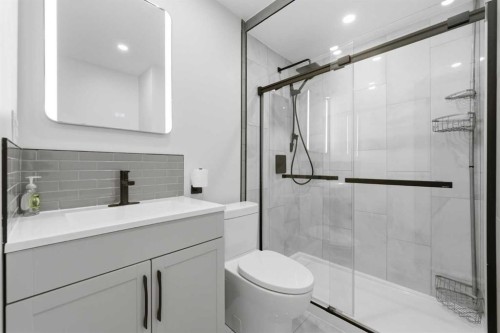 411 Rivercrest Boulevard, Cochrane, AB - Indoor Photo Showing Bathroom