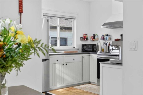 530 19 Avenue Sw, Calgary, AB - Indoor Photo Showing Kitchen
