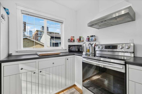 530 19 Avenue Sw, Calgary, AB - Indoor Photo Showing Kitchen